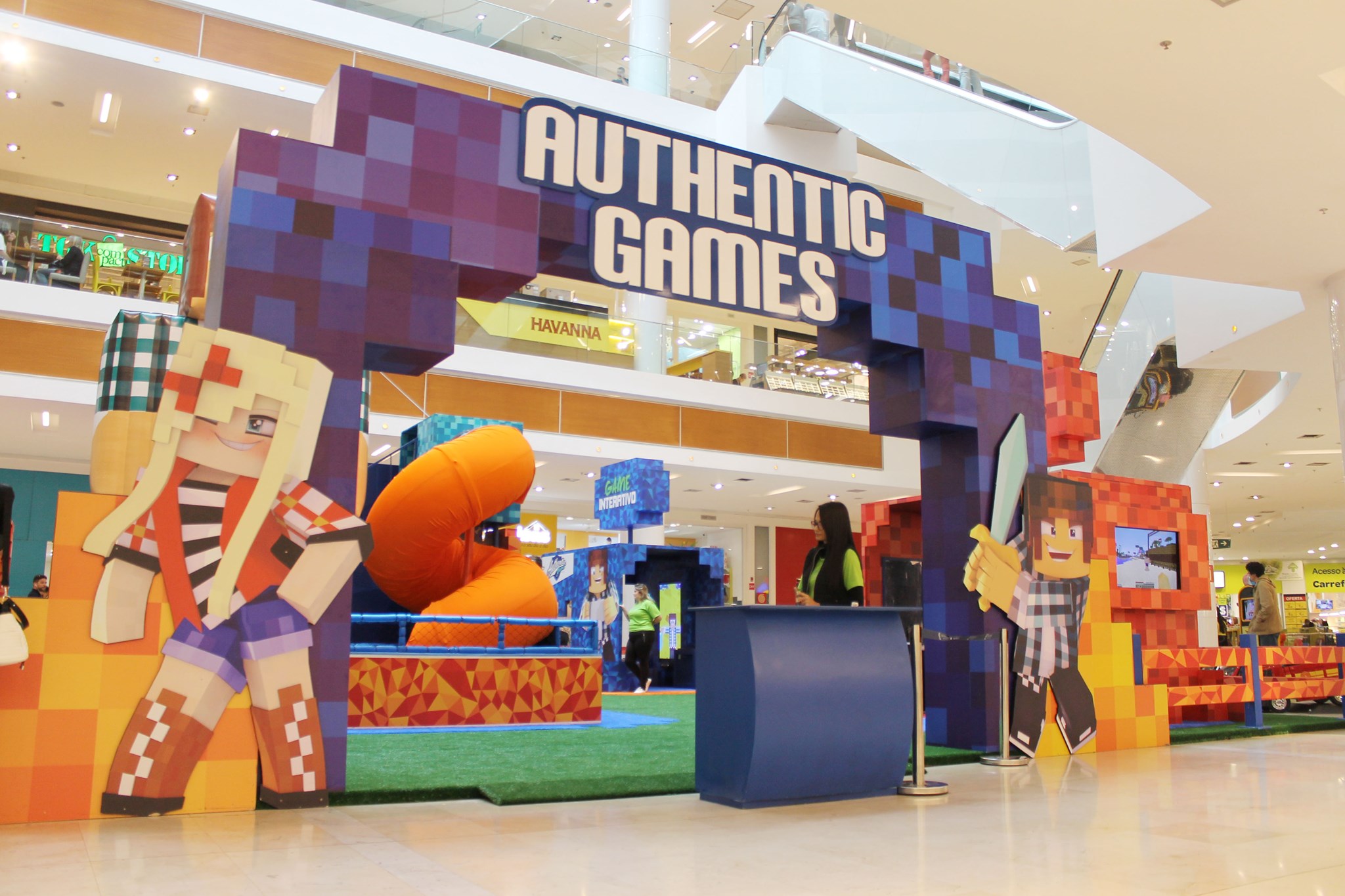 Uma ação recreativa promocional em um shopping center é uma estratégia de marketing que visa atrair e envolver os visitantes do shopping por meio de atividades recreativas e interativas. Essa abordagem busca gerar interesse, aumentar o tráfego de pessoas na loja ou no espaço da marca e promover uma experiência positiva, fortalecendo a conexão emocional com o público-alvo.