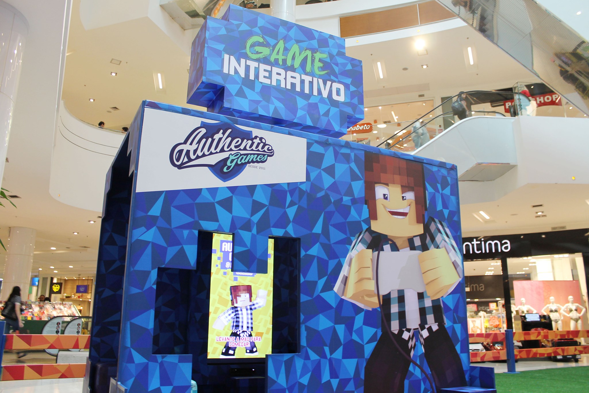 Uma ação recreativa promocional em um shopping center é uma estratégia de marketing que visa atrair e envolver os visitantes do shopping por meio de atividades recreativas e interativas. Essa abordagem busca gerar interesse, aumentar o tráfego de pessoas na loja ou no espaço da marca e promover uma experiência positiva, fortalecendo a conexão emocional com o público-alvo.